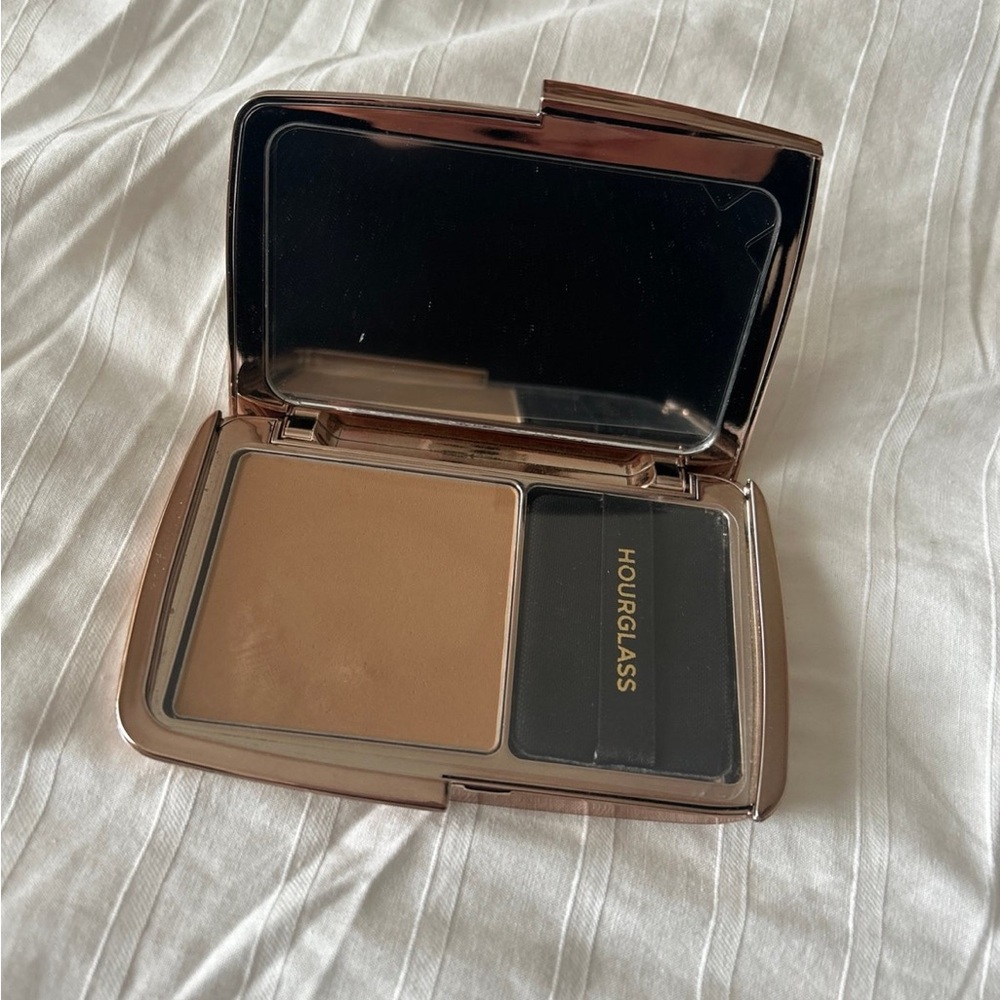 Hourglass vanish Compact with Mirror
